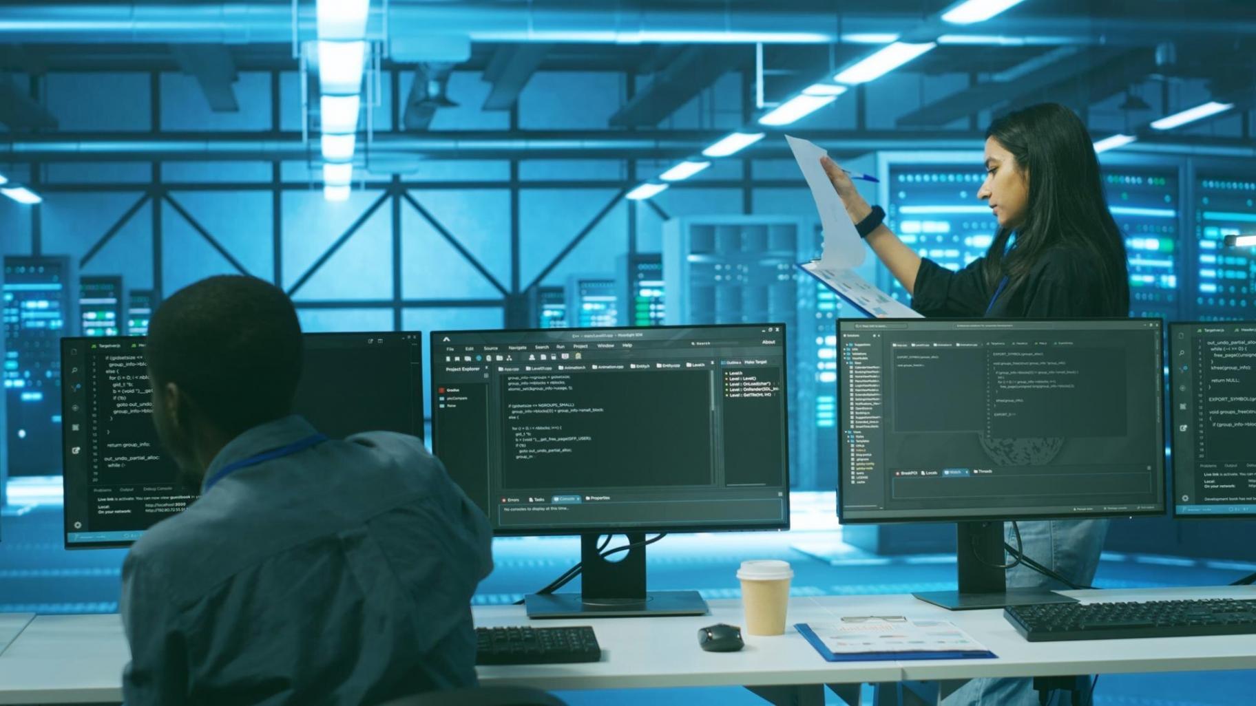 Teilnehmer arbeiten gemeinsam an technischen Projekten